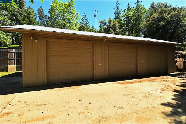 9687 Manzanita Way, Coulterville CA: https://media.crmls.org/mediaz/d36db3a3-2424-4e18-a897-c4398e014b95.jpg