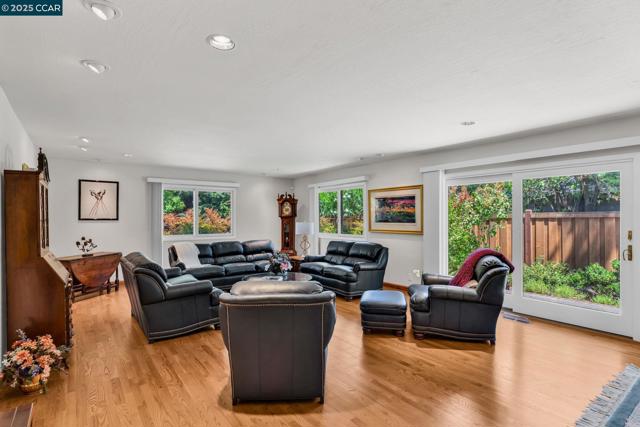 2032 Vanderslice Ave, Walnut Creek CA: https://media.crmls.org/mediaz/d36eab9f-661c-4476-ae86-e93ff806d1ea.jpg