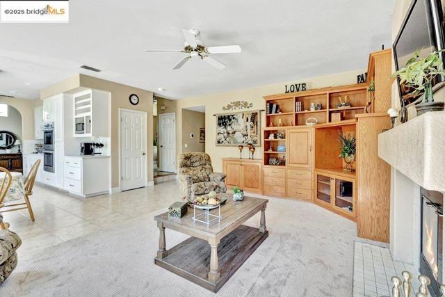 1281 Sea Vista Dr, Brentwood CA: https://media.crmls.org/mediaz/d36f9e8d-6be3-45a2-a73b-1a706ddd066a.jpg