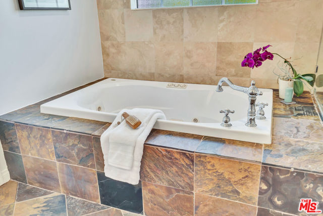 6001 Oakdale Avenue, Woodland Hills CA: https://media.crmls.org/mediaz/d3700036-5627-4919-8877-92a39da26702.jpg