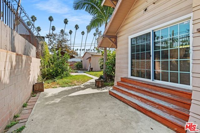 4812 Arlington Avenue, Los Angeles CA: https://media.crmls.org/mediaz/d3706c77-1717-4685-9cf6-3d152af39887.jpg
