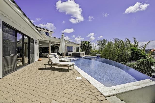 7335 El Fuerte St, Carlsbad CA: https://media.crmls.org/mediaz/d3716f4c-a154-406a-aa54-22d9289528f8.jpg