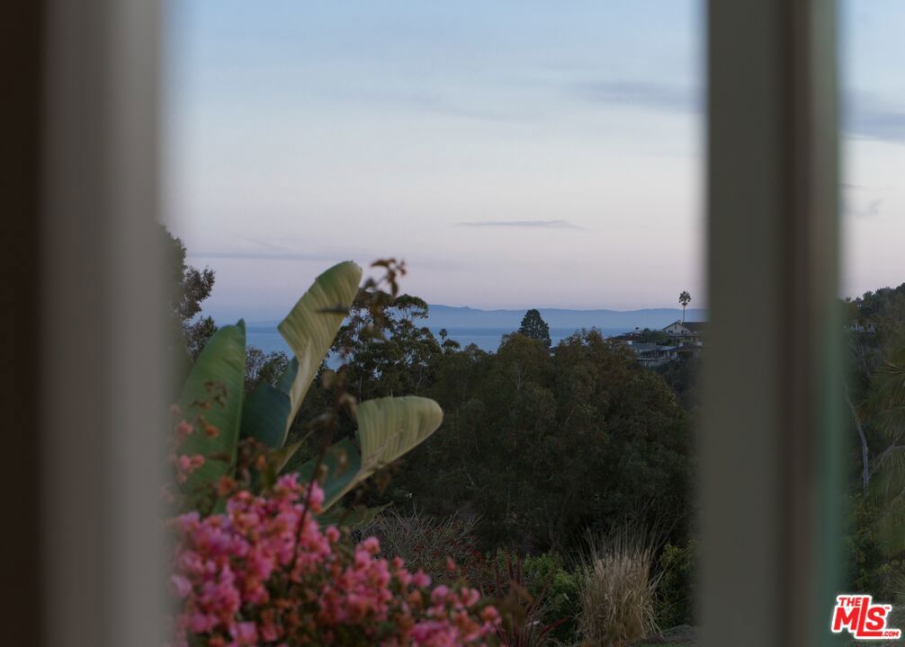 https://media.crmls.org/mediaz/d37234c7-3acf-4594-baa0-e43d9551cf24.jpg?preset=X-Large