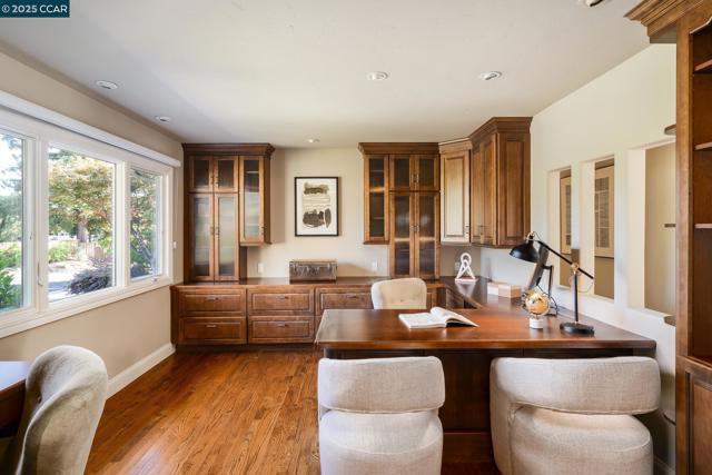 9 Saint Andrews Pl, Alamo CA: https://media.crmls.org/mediaz/d3725961-4329-4e6e-865f-917fc765464b.jpg