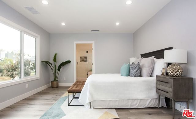 433 S Wilton Place, Los Angeles CA: https://media.crmls.org/mediaz/d3733961-2fa9-4a33-b523-2472d8dbd89f.jpg