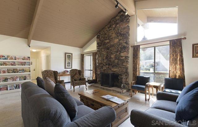 3909 Reche Rd, Fallbrook CA: https://media.crmls.org/mediaz/d3752558-c794-4ece-bbca-358373bed3e0.jpg