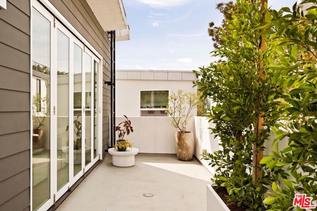 859 Hyperion Avenue, Los Angeles CA: https://media.crmls.org/mediaz/d375835a-2e02-4927-8bf2-90d260119c97.jpg