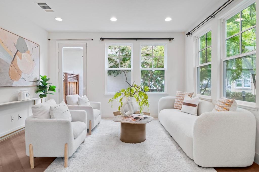 109 Avellino Way