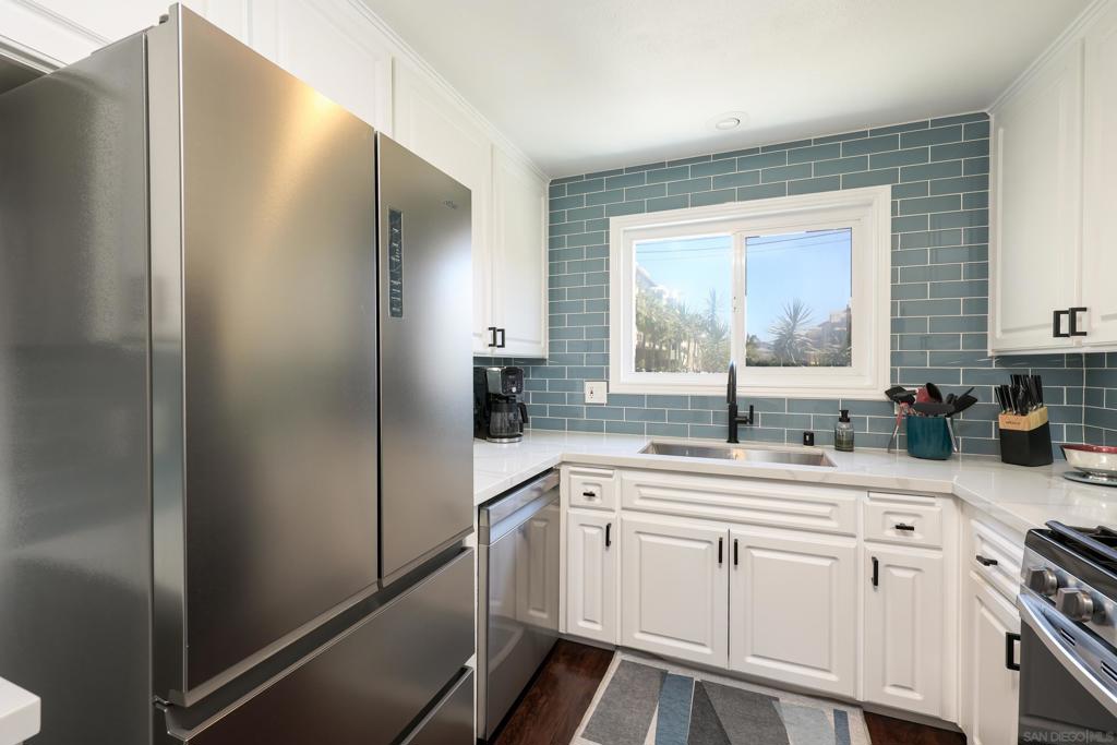 2040 Robinson - photo 7