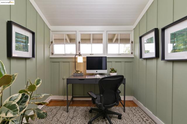 3860 Greenwood Ave, Oakland CA: https://media.crmls.org/mediaz/d37694e7-5443-48f8-b246-15509530ccf3.jpg