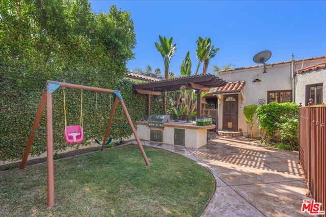 6119 Del Valle Drive, Los Angeles CA: https://media.crmls.org/mediaz/d3769c9b-0b3a-4c1e-956b-ce971d7aa860.jpg