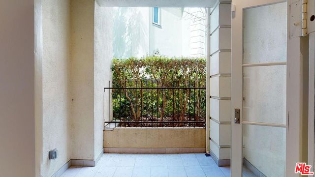 10120 Empyrean Way, Los Angeles CA: https://media.crmls.org/mediaz/d3770fd4-f279-48cf-a42c-c14cdab27675.jpg