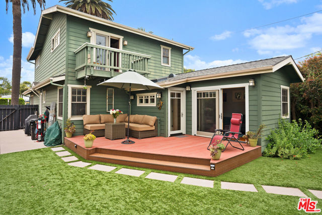 2439 Glyndon Avenue, Venice CA: https://media.crmls.org/mediaz/d3777969-fa4d-4f8d-804b-5400868f9d88.jpg