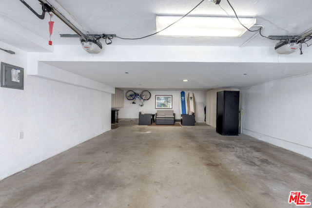 2407 Bayview Drive, Manhattan Beach CA: https://media.crmls.org/mediaz/d377bcca-74f7-4e2c-be79-2b117ee778fd.jpg