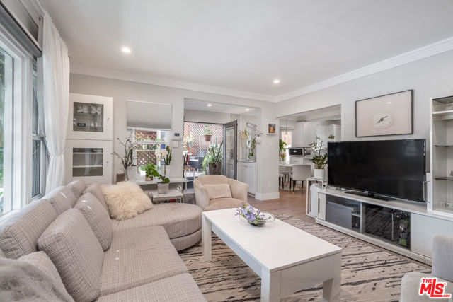 461 N St Andrews Place, Los Angeles CA: https://media.crmls.org/mediaz/d3782221-66bf-4dac-bfd0-745e0fd008bd.jpg