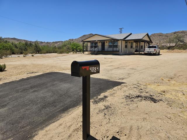 4884 Avenida Del Sol, Joshua Tree CA: https://media.crmls.org/mediaz/d3789c4c-415b-464d-a6c3-9a702a83cbbd.jpg