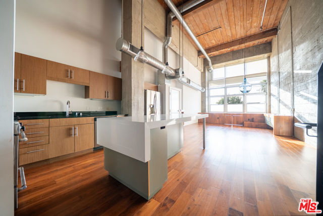 530 S Hewitt Street, Los Angeles CA: https://media.crmls.org/mediaz/d378ca19-ec64-4b37-af6e-74426d352a1a.jpg