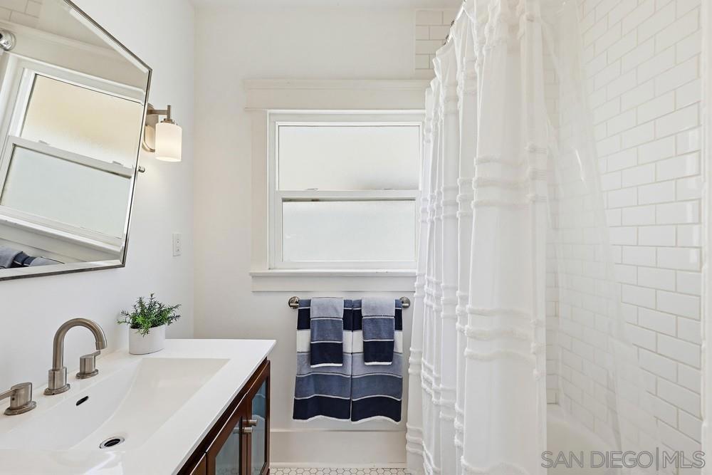 https://media.crmls.org/mediaz/d3791216-4a42-4ee2-98df-3cd9c1f02e11.jpg?preset=X-Large