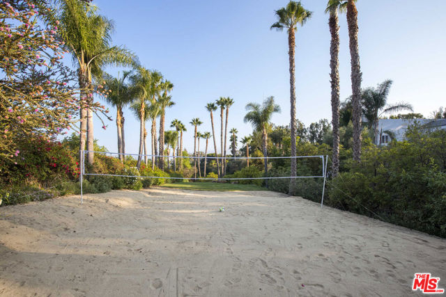 27405 Pacific Coast Highway, Malibu CA: https://media.crmls.org/mediaz/d379953c-682b-4781-a996-fe10b3d26cc9.jpg