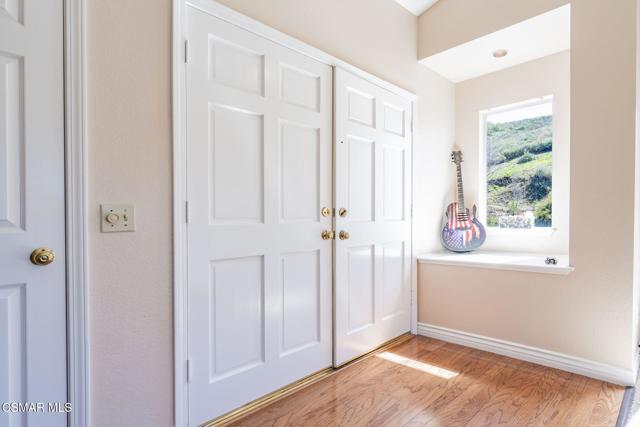 271 Augustine Way, Simi Valley CA: https://media.crmls.org/mediaz/d37a7843-323f-4592-86ce-7e640a1af26e.jpg