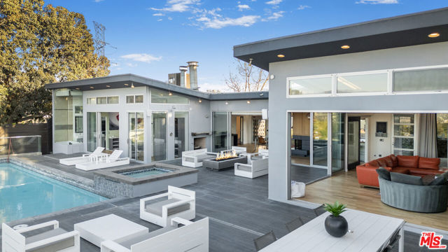 7275 Mulholland Drive, Los Angeles CA: https://media.crmls.org/mediaz/d37ab91c-d881-493a-9038-c0b034dff9c0.jpg