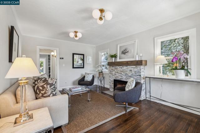 3036 Delaware St, Oakland CA: https://media.crmls.org/mediaz/d37deb28-e764-40d1-91f5-ace74b503944.jpg
