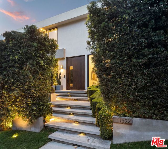 1527 Rising Glen Road, Los Angeles CA: https://media.crmls.org/mediaz/d37e0fd3-63c8-41ea-84d4-152266f1d7d5.jpg