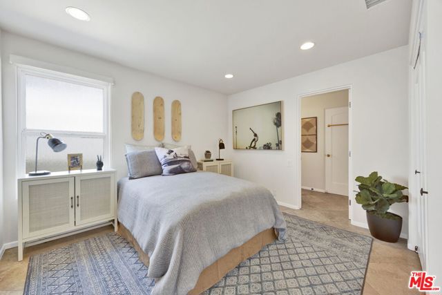 7019 E Seaside Walk, Long Beach CA: https://media.crmls.org/mediaz/d37e38ee-6033-4ec0-9872-26a14dc8f8c9.jpg