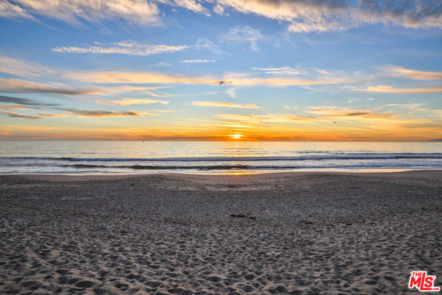 2207 Ocean Front Walk, Venice CA: https://media.crmls.org/mediaz/d37f8132-8201-48d3-a074-48fc5d354eae.jpg