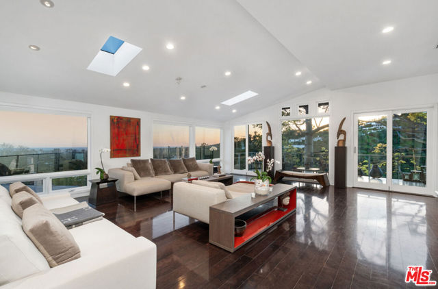 1415 Summitridge Drive, Beverly Hills CA: https://media.crmls.org/mediaz/d380043b-18cf-434b-ba01-5756d1e2c266.jpg
