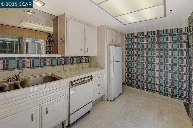 3333 Tice Creek Dr, Walnut Creek CA: https://media.crmls.org/mediaz/d38073fc-ae83-4ca6-83c3-8d70f34d19f8.jpg