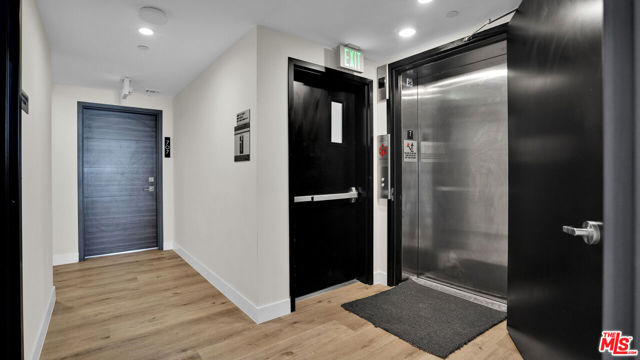 846 S Mariposa Avenue, Los Angeles CA: https://media.crmls.org/mediaz/d380a822-f17f-4f4d-ac9d-153eaf8ae3be.jpg