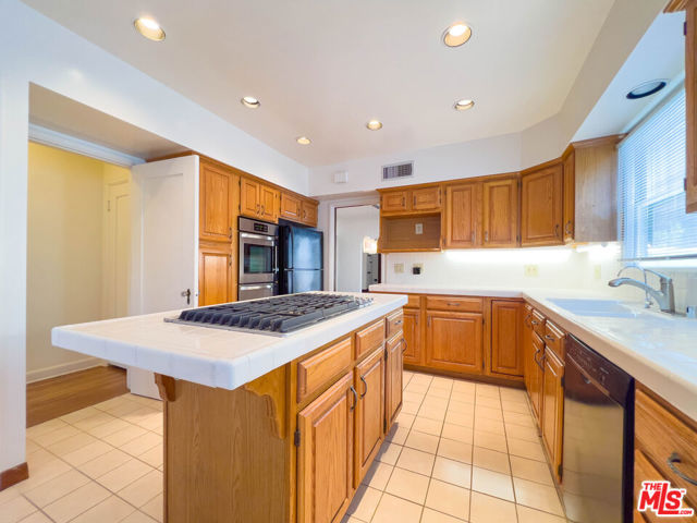 1119 Geneva Street, Glendale CA: https://media.crmls.org/mediaz/d382ef55-60db-44f1-ad96-5d414088466b.jpg
