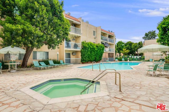 18307 Burbank Boulevard, Tarzana CA: https://media.crmls.org/mediaz/d3848960-2b36-4f18-829a-9a1789c1f02c.jpg