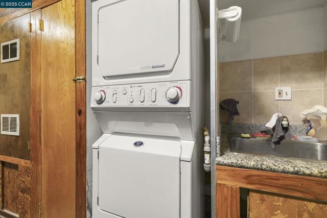 928 Sassel Ave, Concord CA: https://media.crmls.org/mediaz/d384d89f-1e4e-40ae-b665-94b36771df70.jpg