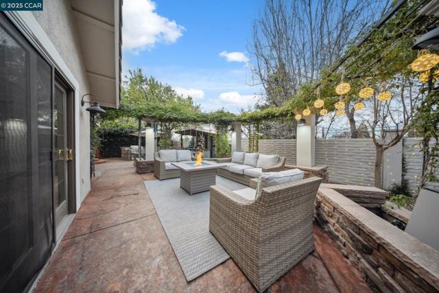 5497 Silver Sage Ct, Concord CA: https://media.crmls.org/mediaz/d386d3e7-9679-4f5b-a3b8-b4869c954029.jpg