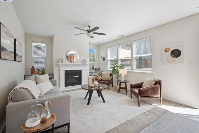 1109 Marsala Cir, Salinas CA: https://media.crmls.org/mediaz/d3870925-1cc5-4a2f-92c4-f7dbdf26f77e.jpg