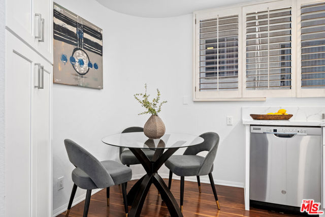 11982 Kiowa Avenue, Los Angeles CA: https://media.crmls.org/mediaz/d387c8e3-8b8a-40f4-8f2b-2401e2cdc042.jpg