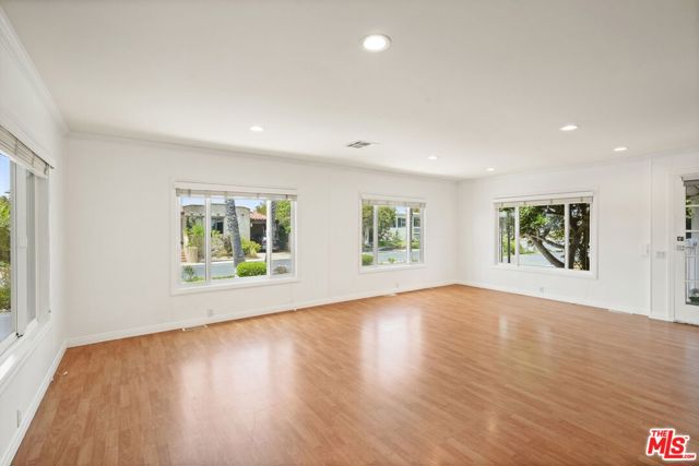 29500 Heathercliff Rd, Malibu CA: https://media.crmls.org/mediaz/d387fbd0-9aed-45d1-8b3f-472500c596a4.jpg