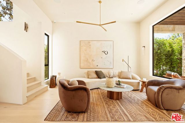 636 N Laurel Avenue, Los Angeles CA: https://media.crmls.org/mediaz/d38a210b-41f2-4c08-ac15-a5a72a74e9e6.jpg