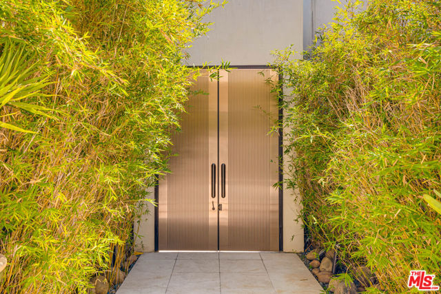 1821 Loma Vista Drive, Beverly Hills CA: https://media.crmls.org/mediaz/d38a9896-4277-4130-b32d-0c4d90409c0a.jpg