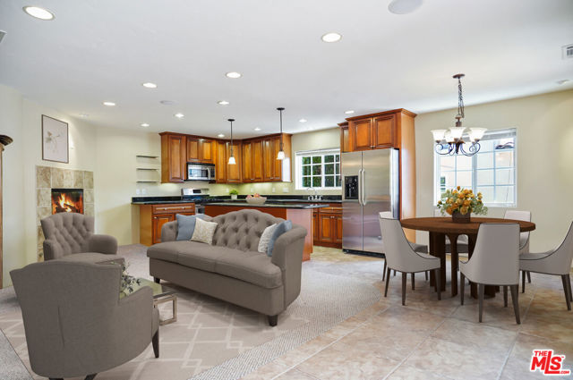 10655 Camarillo Street, Toluca Lake CA: https://media.crmls.org/mediaz/d38ab881-a8fe-4f32-815f-788791a5c1dd.jpg