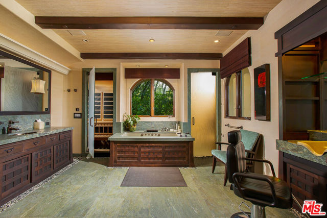 10066 Cielo Drive, Beverly Hills CA: https://media.crmls.org/mediaz/d38c4740-8a33-42e6-a3c8-bbea950053b3.jpg