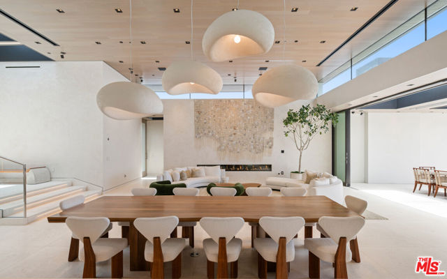 5012 Carbon Beach Terrace, Malibu CA: https://media.crmls.org/mediaz/d38d347e-ec03-4096-acbc-8aed6c54afb9.jpg