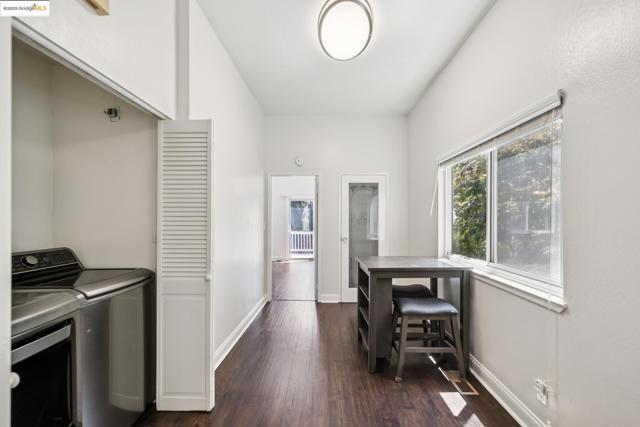 557 33Rd St, Oakland CA: https://media.crmls.org/mediaz/d38d7889-6d0a-4ec1-92a1-422834730a7f.jpg