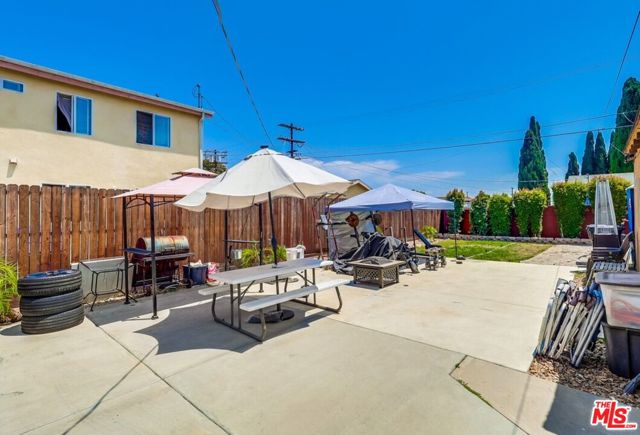 7220 10th Avenue, Los Angeles CA: https://media.crmls.org/mediaz/d38d7db8-27a8-4697-b60d-a783c0f5550f.jpg