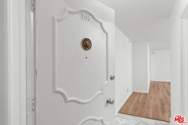 9950 Durant Drive, Beverly Hills CA: https://media.crmls.org/mediaz/d38ddcff-5c64-4719-bf84-1de52261f5b2.jpg