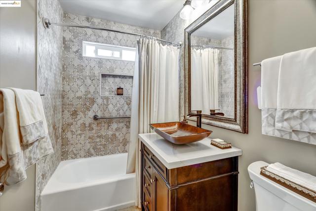 6610 Bancroft Avenue, Oakland CA: https://media.crmls.org/mediaz/d38e3585-b8c8-47ae-8920-1647f92008c9.jpg