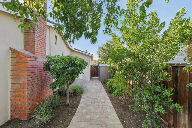 137 Cassandra Pl, San Ramon CA: https://media.crmls.org/mediaz/d38e51ad-96d8-4a0d-be52-fbf691d58be2.jpg