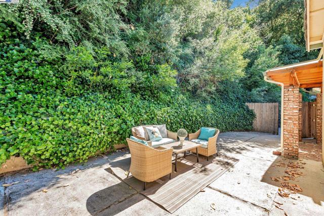 3950 Pinole Valley Rd, Pinole CA: https://media.crmls.org/mediaz/d38f0bb2-e458-4812-9b62-d1cc33f37b24.jpg